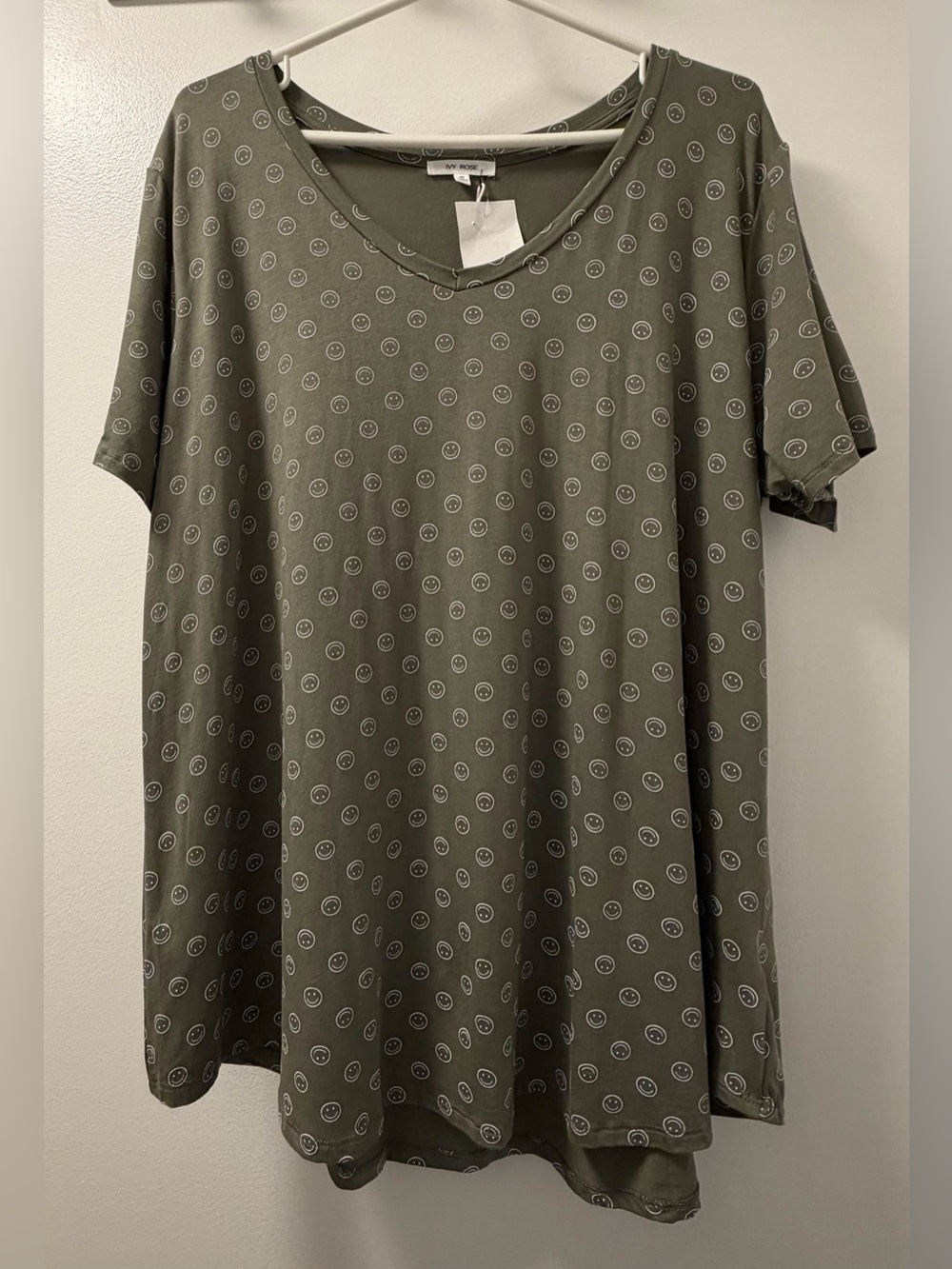 Ivy Rose Olive Green Adorable Smiley Face Short Sleeve V-Neck Tunic Top US 3
